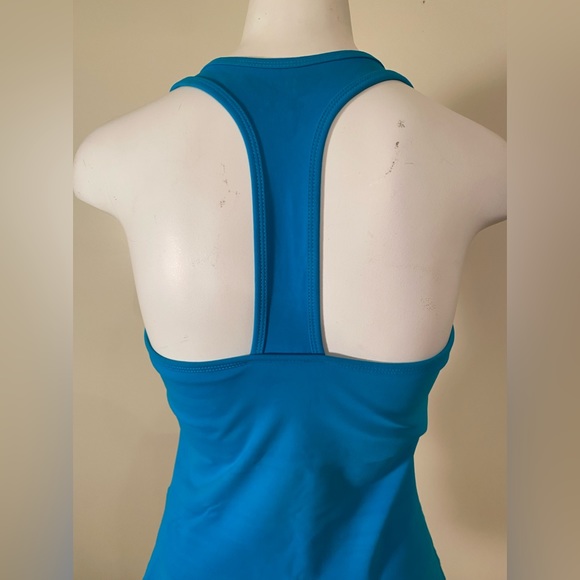 Tonic Active Yoga Top with Built in Shelf Bra Size Medium in EUC - Picture 4 of 8